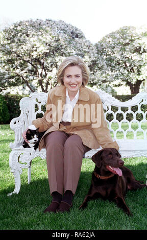 4/7/1999 - Foto von First Lady Hillary Rodham Clinton mit Socken die Katze und Freund der Hund Stockfoto