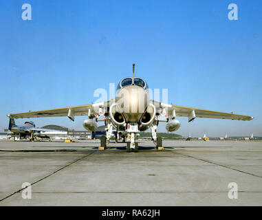 1978 - eine Vorderansicht eines Marine A-6E Intruder Flugzeug sitzen auf dem Flug. Der Eindringling wird aus marinen All-Weather Medium Attack Squadron 332 (VMAWF-332). Stockfoto