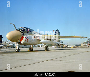 1978 - eine Linke Vorderansicht einer Marine A-6E Intruder Flugzeug sitzen auf dem Flug. Der Eindringling wird aus marinen All-Weather Medium Attack Squadron 332 (VMAWF-332). Stockfoto