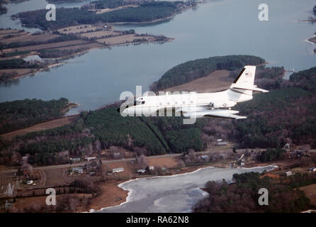 1979 - Ein Luft-zu-Luft linke Seitenansicht einer 89th Military Airlift Wing C-140B Jet Star Flugzeuge. Stockfoto