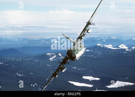 1978 - Ein Luft-zu-Luft Vorderansicht eines 36th Tactical Airlift Squadron C-130E Hercules Flugzeuge in eine steile Bank. Stockfoto