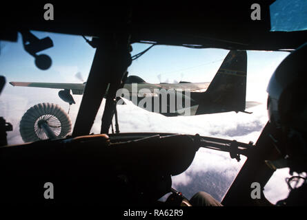 1978 - ein Blick aus dem Cockpit eines 39th Aerospace Rescue & Recovery Flügel HH-53 im Flug durch einen HC-130 Hercules-transportflugzeuge vor der Küste Grönlands betankt wird. Die HH-53 ist auf dem Weg von eglin Air Force Base in Florida, zu Woodbridge, England. Stockfoto