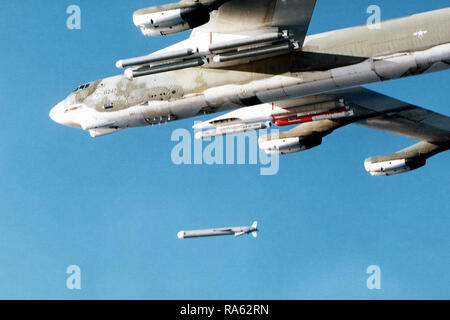 1979 - eine Ansicht von der linken Seite der B-52 Stratofortress Flugzeuge lösen eine AGM-109 Tomahawk Cruise Missile - ins Leben gerufen. Stockfoto