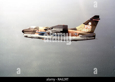 1978 - Ein Luft-zu-Luft linke Seitenansicht eines Puerto Rico Air National Guard A-7D Corsair II Flugzeuge während der Übung solide Schild "78. Das Flugzeug ist mit Mark 82 500 Pfund Bomben bewaffnet. Stockfoto