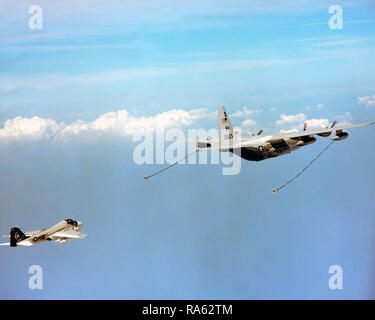 1978-A Marine All-Weather Attack Squadron 332 (VMA (AW)-332) A-6E Intruder Flugzeug nähert sich einem Marine Refueler-Transport Squadron 252 (VMGR-252) KC-130R Hercules Flugzeuge auf Kraftstoff während eines Fluges aus der Marine Corps Air Station Cherry Point, North Carolina. Stockfoto