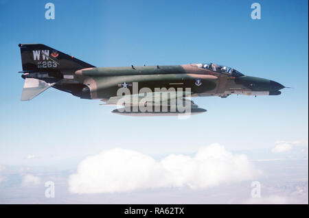 1978 - Ein Luft-zu-Luft, Rechts 37th Tactical Fighter Wing F-4G Advanced Wild Weasel Phantom II Flugzeuge. Stockfoto