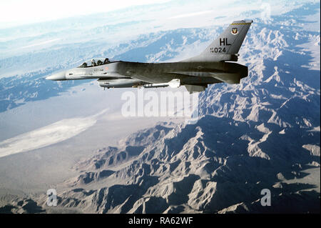 1979 - Luft-zu-Luft-Ansicht von der linken Seite eines F-16 Fighting Falcon, bewaffnet mit einer AIM-9 Sidewinder Luft-Luft-Rakete (AAM). Stockfoto