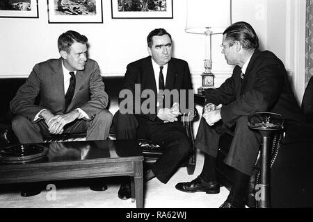 1966 - Verteidigungsminister Robert S. McNamara, rechts, und der Stellvertretende Verteidigungsminister Cyrus Vance, Links, Treffen im Pentagon mit Denis Healey, Staatssekretär für Verteidigung, Großbritannien. Stockfoto