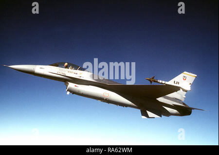 1979 - Ein Luft-zu-Luft linke Seitenansicht eines F-16 Fighting Falcon. Stockfoto