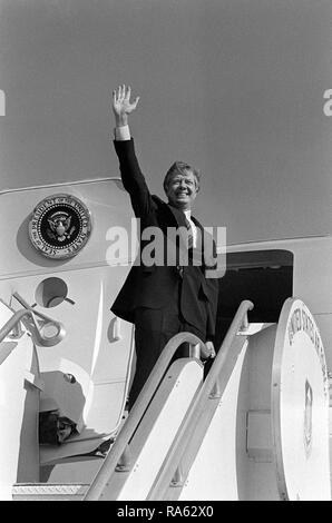 1977 - Präsident Jimmy Carter Wellen auf die Menschenmenge, die sich auf die Hand, um ihn zu begrüßen, als er verlässt Air Force I. Stockfoto