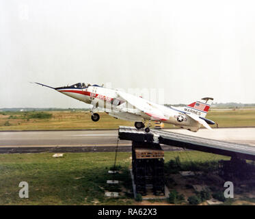 1979 - Betrieb Ski Jump war der Test aus der Marine Corps YAV-8B Harrier Flugzeuge, aus einem eigens errichtete Rampe wurde von der Brücke Co., 8. Unterstützung der Techniker Bn., 2.Mar.Div., Fleet Marine Force, Camp LeJuene, N.C. gebaut Stockfoto