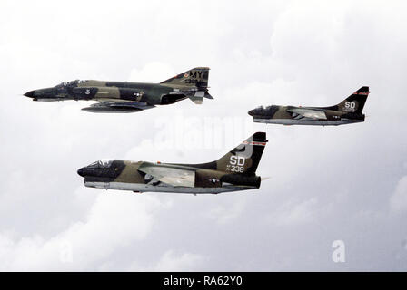 1979 - Ein Luft-zu-Luft linke Seitenansicht einer F-4E Phantom II Flugzeuge aus der 347 Tactical Fighter Wing in Formation mit zwei Air National Guard A-7D Corsair II Flugzeuge. Die Flugzeuge sind die Teilnehmenden in US Southern Command canal Verteidigung Übung Schwarz Fury II. Stockfoto