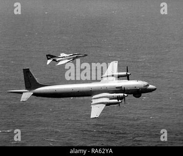 1979 - Ein Luft-zu-Luft, rechts eine F-4J Phantom II Flugzeuge aus Jagdgeschwader 161 (VF-161) Begleitung einer sowjetischen ICH 1-38 kann Aufklärung und anti-u-Flugzeuge. Das Phantom wird an Bord der Flugzeugträger USS Midway (CV-41) zugeordnet. Stockfoto