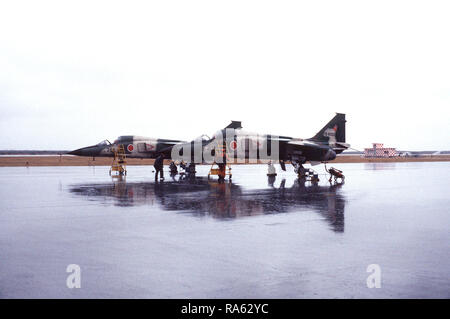 11/30/1978 - Zwei Japan Air Verteidigung-kraft (Jasdf) F-1-support-Flugzeuge, die auf dem Flug Linie während der gemeinsamen US Air Force und JASDF Übung bewältigen Norden. Stockfoto