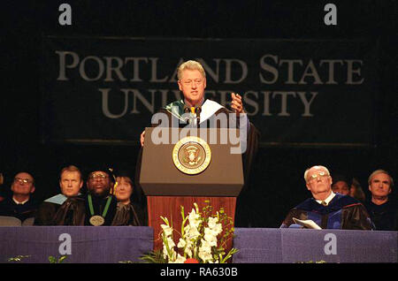 6/13/1998 Foto von Präsident William Jefferson Clinton Liefern der Portland State University Adresse Stockfoto