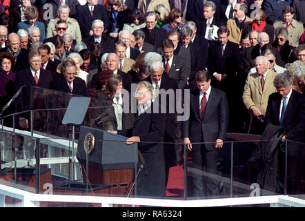 Foto von Präsident William Jefferson Clinton und Vizepräsident Al Gore Beten mit Reverend Billy Graham während der Präsidentschaftswahlen Eröffnungsfeier Stockfoto