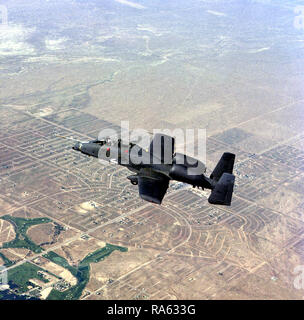 1979 - Luft-zu-Luft-Ansicht von der linken Seite eines A-10 Thunderbolt II Flugzeuge während zwei - Sitz Bewertung. Stockfoto