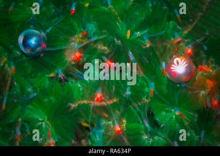 Nahaufnahme der schönen bunten Kugeln und glühenden Lichter am Weihnachtsbaum. Weihnachten Baum Foto stilisierte unter Öl Malerei. Stockfoto