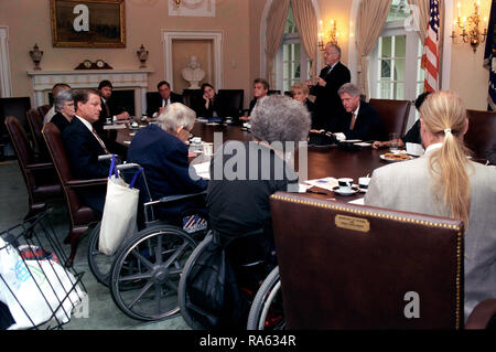 9/10/1997 - Foto von Präsident William Jefferson Clinton, Vice President Al Gore, Chris Jennings, und andere, in einer Behinderung Community Outreach Group Meeting im Schaltschrank Teilnehmenden Stockfoto