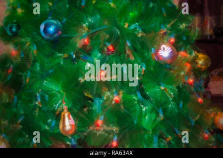 Nahaufnahme der schönen bunten Kugeln und glühenden Lichter am Weihnachtsbaum. Weihnachten Baum Foto stilisierte unter Öl Malerei. Stockfoto
