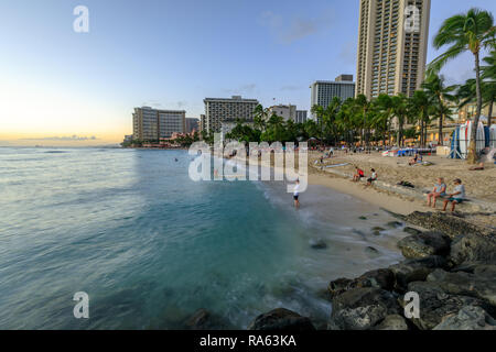 Honolulu, Hawaii - Dec 23, 2018: Die berühmten Waikiki Beach, O'ahu, Hawaii Stockfoto