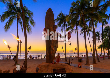 Honolulu, Hawaii - Dec 23, 2018: Duke Kahanamoku iconic Statue bei Sonnenuntergang in Waikiki Beach Stockfoto