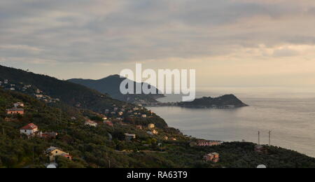 Sestri Levante Vorgebirge von Santa Giulia Hügel gesehen. Cavi di Lavagna. Ligurien. Italien Stockfoto