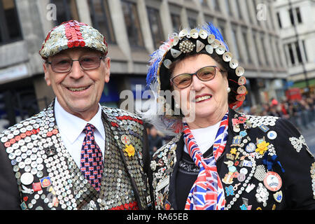 London, Großbritannien. UK. 01 Jan, 2019. London, Großbritannien. 1. Jan 2019. Zwei Londoner Pearlies, ein perliges König und Königin von Forest Gate und Old Kent Road. London's New Year's Day Parade 2019, oder LNYDP, verfügt nur über 10.000 Teilnehmer aus den USA, UJ und Europa in Marching Bands, jubeln führenden Squads, themed schwebt vom Londoner Bezirken, und viele andere Gruppen. Die Route verläuft vom Piccadilly über beliebte Sehenswürdigkeiten wie Trafalgar Square in Richtung Whitehall in London jedes Jahr. Credit: Imageplotter Nachrichten und Sport/Alamy leben Nachrichten Stockfoto