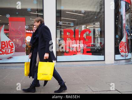 London, Großbritannien. 1. Januar 2019. Käufer bleiben Sie weg von Januar Verkäufe auf einem leeren Oxford Street in Central London. Credit: Brian Minkoff/Alamy leben Nachrichten Stockfoto