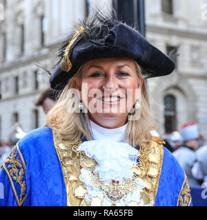 London, Großbritannien. 1. Jan 2019. Der rechten Gottesverehrung Oberbürgermeister von Westminster-Stadtrat Lindsey Halle, Stolz beobachtet, wie die Stadt von Westminster parade Eintrittskarten von der Beurteilung. London's New Year's Day Parade 2019, oder LNYDP, verfügt nur über 10.000 Teilnehmer aus den USA, UJ und Europa in Marching Bands, jubeln führenden Squads, themed schwebt vom Londoner Bezirken, und viele andere Gruppen. Die Route verläuft vom Piccadilly über beliebte Sehenswürdigkeiten wie Trafalgar Square in Richtung Whitehall in London jedes Jahr. Credit: Imageplotter Nachrichten und Sport/Alamy leben Nachrichten Stockfoto