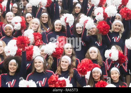 London, Großbritannien. 1 Jan, 2019. Die Varsity Spirit - Amerikaner - Gruppe #3, Feier Cheerleadern Zusammenbau vor dem Beginn der Parade zum Neuen Jahr. Diese Jahre Thema ist London begrüßt die Welt Kredit: Amer ghazzal/Alamy leben Nachrichten Stockfoto