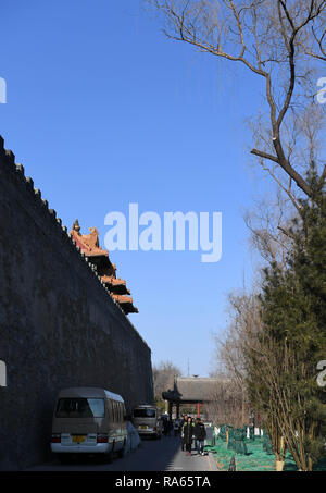 (190101) - Peking, 1. Jan. 2019 (Xinhua) - Touristen vorbei an der Wand des Palastmuseums in Beijing, die Hauptstadt Chinas, Jan. 1, 2019. Um weiter zu stärken, Erfahrungen und der Druck auf die Ausfahrten lösen, ab 1. Januar 2019, das Museum öffnet sich der Bereich zwischen dem nördlichen Tor der Göttlichen Fähigkeit (shenwu) und östliche Tor der Herrlichkeit (donghua). (Xinhua / Jin Liangkuai) Stockfoto