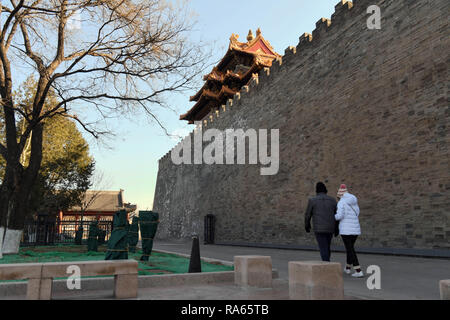 (190101) - Peking, 1. Jan. 2019 (Xinhua) - Touristen vorbei an der Wand des Palastmuseums in Beijing, die Hauptstadt Chinas, Jan. 1, 2019. Um weiter zu stärken, Erfahrungen und der Druck auf die Ausfahrten lösen, ab 1. Januar 2019, das Museum öffnet sich der Bereich zwischen dem nördlichen Tor der Göttlichen Fähigkeit (shenwu) und östliche Tor der Herrlichkeit (donghua). (Xinhua / Jin Liangkuai) Stockfoto