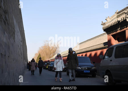 (190101) - Peking, 1. Jan. 2019 (Xinhua) - Touristen vorbei an der Wand des Palastmuseums in Beijing, die Hauptstadt Chinas, Jan. 1, 2019. Um weiter zu stärken, Erfahrungen und der Druck auf die Ausfahrten lösen, ab 1. Januar 2019, das Museum öffnet sich der Bereich zwischen dem nördlichen Tor der Göttlichen Fähigkeit (shenwu) und östliche Tor der Herrlichkeit (donghua). (Xinhua / Jin Liangkuai) Stockfoto