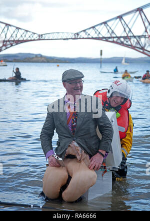 South Queensferry, Edinburgh, Schottland, Großbritannien. 01. Januar 2019. Queensferry neues Jahr Loony Dook, die jährlichen Bad im Firth von weiter im Schatten der weltberühmten Forth Rail Bridge. Erfolgt am dritten Tag der Edinburgh Hogmany ins neue Jahr feiern. Maximale Kapazität Masse Stockfoto