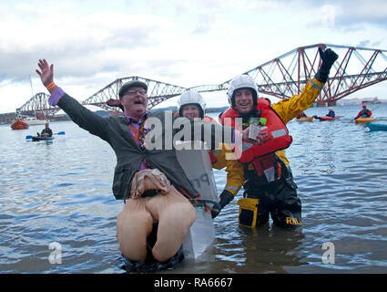 South Queensferry, Edinburgh, Schottland, Großbritannien. 01. Januar 2019. Queensferry neues Jahr Loony Dook, die jährlichen Bad im Firth von weiter im Schatten der weltberühmten Forth Rail Bridge. Erfolgt am dritten Tag der Edinburgh Hogmany ins neue Jahr feiern. Maximale Kapazität Masse Stockfoto