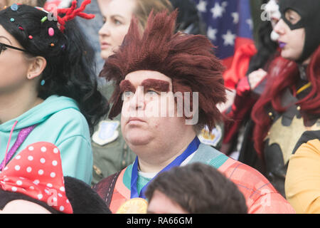 London, Großbritannien. 1 Jan, 2019. Cosplayer aus Helden für Nächstenliebe posieren für ein Fotoshooting vor Beginn der jährlichen London neue Jahre Parade. Diese Jahre Thema ist London begrüßt die Welt Kredit: Amer ghazzal/Alamy leben Nachrichten Stockfoto