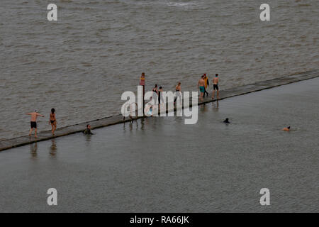 Cliftonville, Kent, Großbritannien. 1. Jan 2019. Schwimmer trotzen der kalten Januar Wasser von Walpole Buchten baden Pool in Cliftonville, Kent. 2019 Credit: ernie Jordanien/Alamy leben Nachrichten Stockfoto