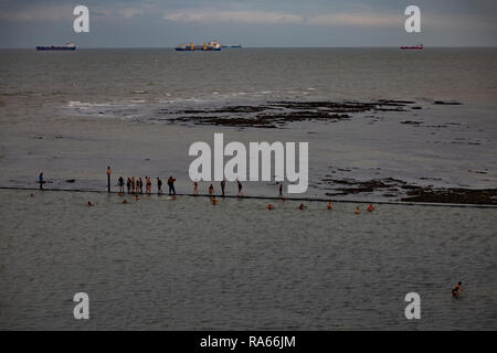 Cliftonville, Kent, Großbritannien. 1. Jan 2019. Schwimmer trotzen der kalten Januar Wasser von Walpole Buchten baden Pool in Cliftonville, Kent. 2019 Credit: ernie Jordanien/Alamy leben Nachrichten Stockfoto