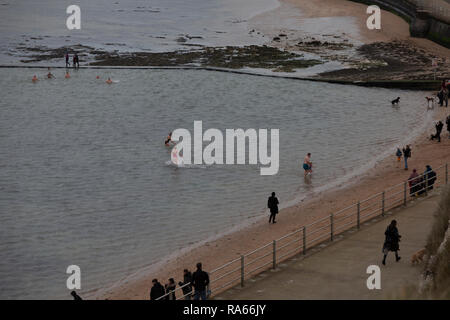 Cliftonville, Kent, Großbritannien. 1. Jan 2019. Schwimmer trotzen der kalten Januar Wasser von Walpole Buchten baden Pool in Cliftonville, Kent. 2019 Credit: ernie Jordanien/Alamy leben Nachrichten Stockfoto