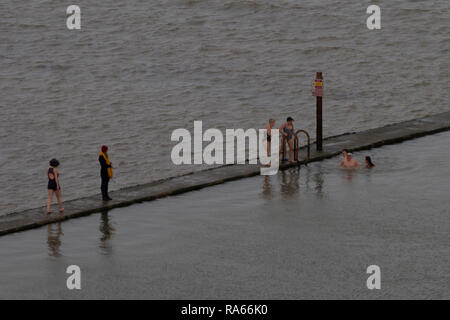 Cliftonville, Kent, Großbritannien. 1. Jan 2019. Schwimmer trotzen der kalten Januar Wasser von Walpole Buchten baden Pool in Cliftonville, Kent. 2019 Credit: ernie Jordanien/Alamy leben Nachrichten Stockfoto