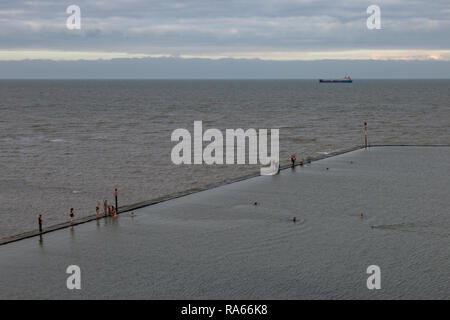 Cliftonville, Kent, Großbritannien. 1. Jan 2019. Schwimmer trotzen der kalten Januar Wasser von Walpole Buchten baden Pool in Cliftonville, Kent. 2019 Credit: ernie Jordanien/Alamy leben Nachrichten Stockfoto