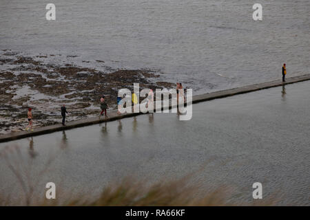 Cliftonville, Kent, Großbritannien. 1. Jan 2019. Schwimmer trotzen der kalten Januar Wasser von Walpole Buchten baden Pool in Cliftonville, Kent. 2019 Credit: ernie Jordanien/Alamy leben Nachrichten Stockfoto