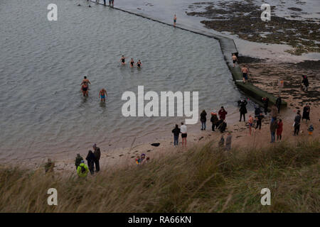 Cliftonville, Kent, Großbritannien. 1. Jan 2019. Schwimmer trotzen der kalten Januar Wasser von Walpole Buchten baden Pool in Cliftonville, Kent. 2019 Credit: ernie Jordanien/Alamy leben Nachrichten Stockfoto