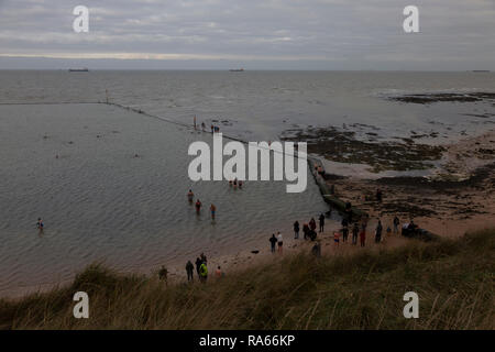 Cliftonville, Kent, Großbritannien. 1. Jan 2019. Schwimmer trotzen der kalten Januar Wasser von Walpole Buchten baden Pool in Cliftonville, Kent. 2019 Credit: ernie Jordanien/Alamy leben Nachrichten Stockfoto