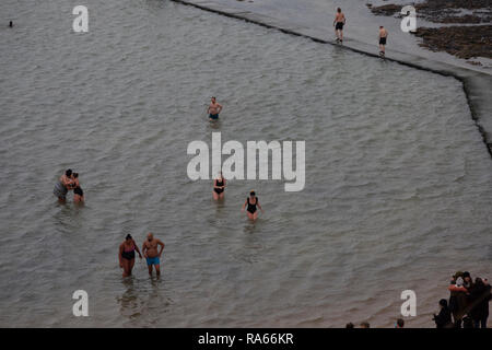 Cliftonville, Kent, Großbritannien. 1. Jan 2019. Schwimmer trotzen der kalten Januar Wasser von Walpole Buchten baden Pool in Cliftonville, Kent. 2019 Credit: ernie Jordanien/Alamy leben Nachrichten Stockfoto