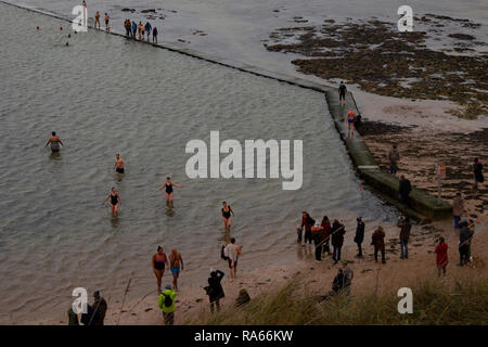 Cliftonville, Kent, Großbritannien. 1. Jan 2019. Schwimmer trotzen der kalten Januar Wasser von Walpole Buchten baden Pool in Cliftonville, Kent. 2019 Credit: ernie Jordanien/Alamy leben Nachrichten Stockfoto