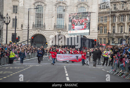 Westminster, London, Großbritannien. 1. Januar 2019. Die jährlichen London New Years Day Parade findet auf einer Strecke von Piccadilly zum Parliament Square, von Tausenden beobachtet. Diese Jahre Thema ist London begrüßt der Welt. Die Robert E. Fitch Falcon High School Marching Band aus Connecticut, USA. Credit: Malcolm Park/Alamy Leben Nachrichten. Stockfoto