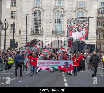 Westminster, London, Großbritannien. 1. Januar 2019. Die jährlichen London New Years Day Parade findet auf einer Strecke von Piccadilly zum Parliament Square, von Tausenden beobachtet. Diese Jahre Thema ist London begrüßt der Welt. Die Robert E. Fitch Falcon High School Marching Band aus Connecticut, USA. Credit: Malcolm Park/Alamy Leben Nachrichten. Stockfoto