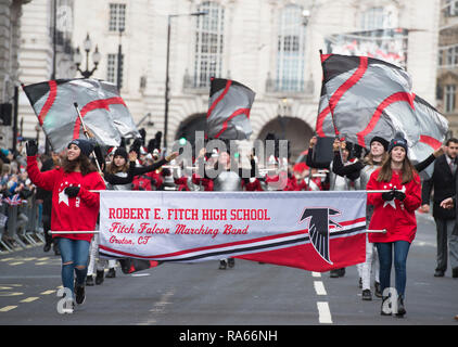 Westminster, London, Großbritannien. 1. Januar 2019. Die jährlichen London New Years Day Parade findet auf einer Strecke von Piccadilly zum Parliament Square, von Tausenden beobachtet. Diese Jahre Thema ist London begrüßt der Welt. Die Robert E. Fitch Falcon High School Marching Band aus Connecticut, USA. Credit: Malcolm Park/Alamy Leben Nachrichten. Stockfoto